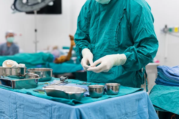 Enfermera exfoliante preparar equipos médicos para la cirugía —  Fotos de Stock