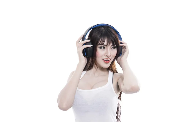 Азиатская женщина слушать музыку через беспроводные наушники Стоковое Фото