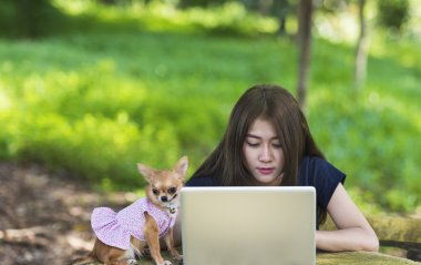 Asyalı kadın tablet kullanma