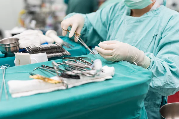 Enfermeira de esfoliação preparando instrumentos médicos para a operação — Fotografia de Stock