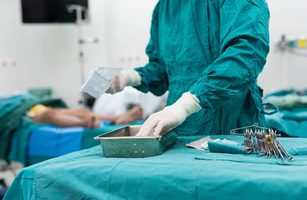 Enfermeira de esfoliação preparando instrumentos médicos para a operação — Fotografia de Stock