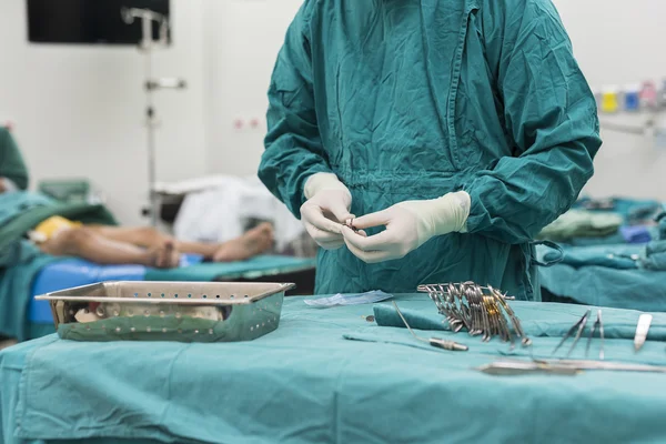 Skrubb sjuksköterska förbereda medicinska instrument för drift — Stockfoto