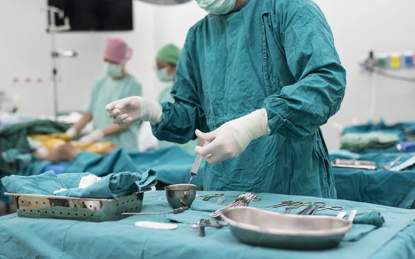 Enfermera Matorral Preparando Instrumentos Médicos Para Operación — Foto de Stock