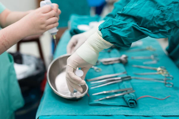 Enfermeira Esfoliação Preparando Instrumentos Médicos Para Operação — Fotografia de Stock