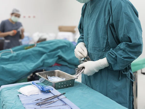 Scrub Verpleegkundige Bereidt Medische Instrumenten Voor Operatie — Stockfoto