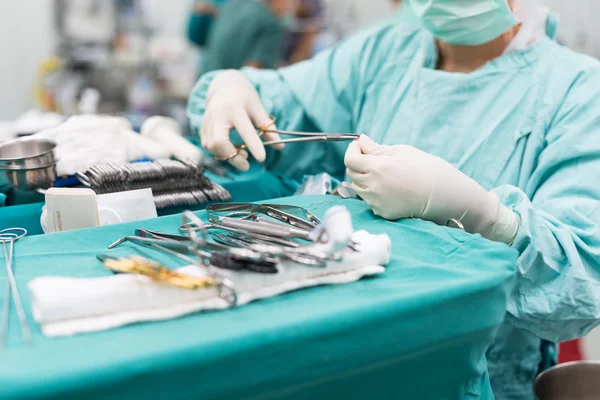 Enfermera de matorral preparando instrumentos médicos para la operación Imágenes de stock libres de derechos