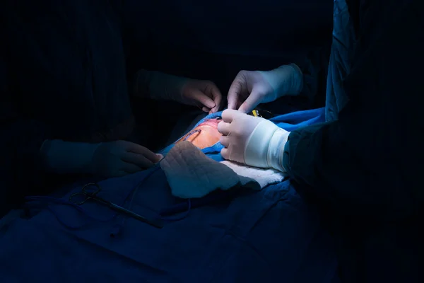 Cirujano Realiza Cirugía — Foto de Stock