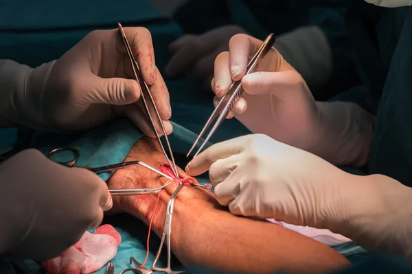 Cirujano Realiza Cirugía —  Fotos de Stock