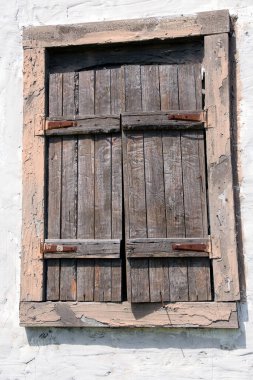 Kapalı panjurlu eski ahşap pencere