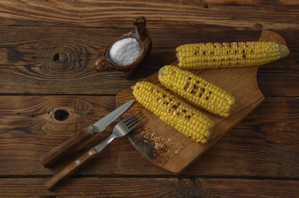 Kukoricacsutka Fából Készült Asztalon Evőeszközökkel Sószóróval Felülnézetből — Stock Fotó