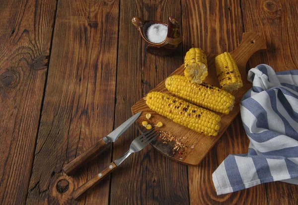 Kukoricacsutka Fából Készült Asztalon Evőeszközökkel Sószóróval Szalvétával Felülnézetből — Stock Fotó