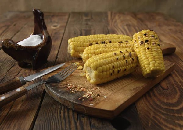 Fülek Kukorica Egy Asztal Evőeszközök Shaker Háttér Defocus — Stock Fotó