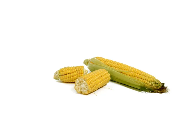 Érett Fül Kukorica Darabok Cob Levelek Fehér Alapon Izolálni — Stock Fotó