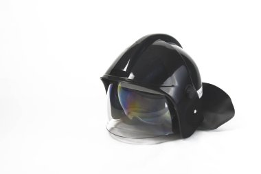 İtfaiyeci kaskı, beyaz arka planda siyah, 3 / 4 yerleştirildi, izole edildi.