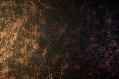Siyah arkaplan, bakır, heterojen yapı, çöküntü ve kabuklar ile birbirine karışmış