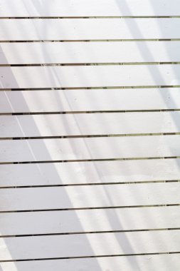 Beyaz ahşap duvar gölge ile