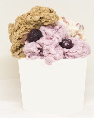 Beyaz Kupası 3 lezzet (kahve, vanilya, yaban mersini) etiketi ile karışık 