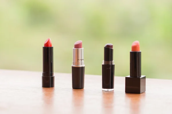 çok renkli ruj ahşap masa ve yeşil doğa arka plan