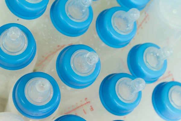 Bebek Biberon süt yakın besleme