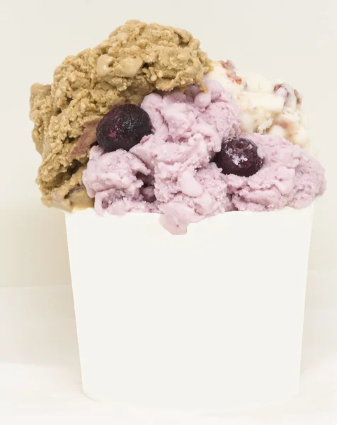 Beyaz Kupası 3 lezzet (kahve, vanilya, yaban mersini) etiketi ile karışık 