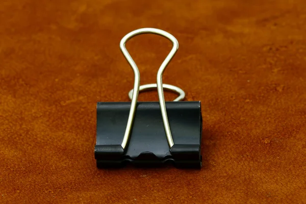 Multi renk siyah yeşil ve sarı kağıt veya belgeleri tutmak için bağlayıcı klipleri