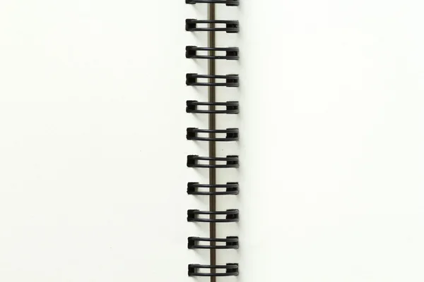 Beyaz kitabın ayrı tut moduyla beyaz zemin üzerine kalem ile açın