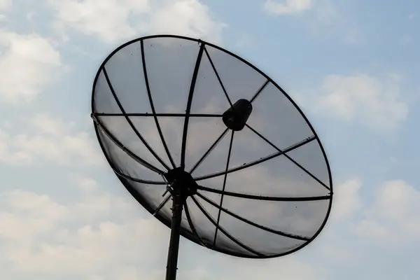 uydu çanak anten houseroof üzerinde