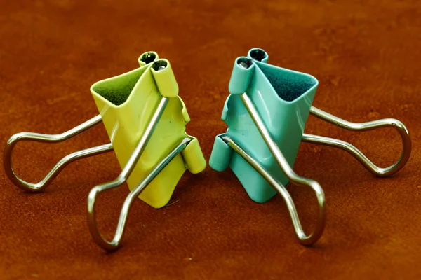 Multi renk siyah yeşil ve sarı kağıt veya belgeleri tutmak için bağlayıcı klipleri