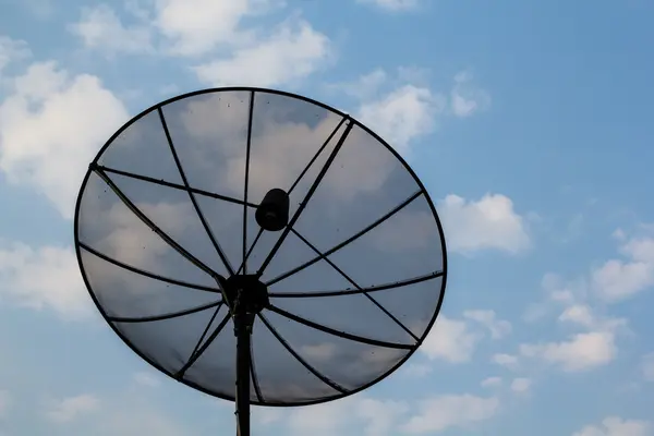 Antena antena parabólica en el houseroof — Foto de Stock