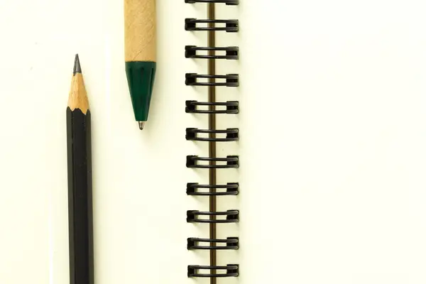 Beyaz kitabın ayrı tut moduyla beyaz zemin üzerine kalem ile açın