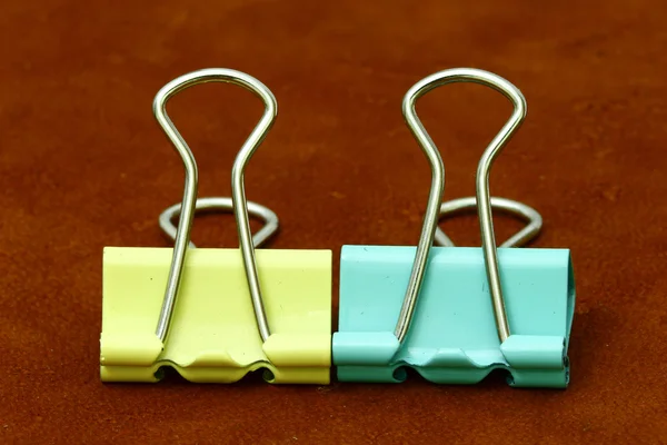 Multi renk siyah yeşil ve sarı kağıt veya belgeleri tutmak için bağlayıcı klipleri