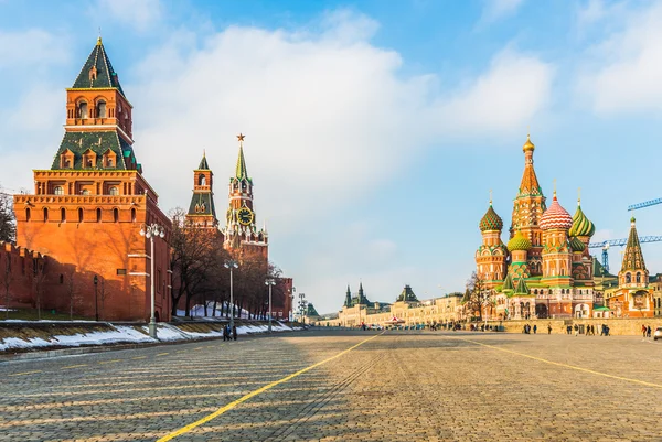 St. Basil's Cathedral and Moscow Kremlin on Vasilevsky descent. — Stock Photo, Image