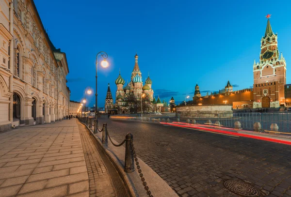 Szent Bazil katedrális és Spasskaya torony a szürkületben. — Stock Fotó