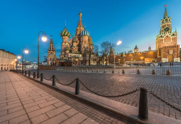 St. Catedral de Basilio y torre Spasskaya en el crepúsculo . — Foto de Stock