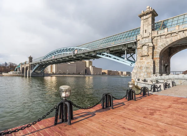 Puente peatonal de Pushkin (San Andrés) en Moscú . — Foto de Stock