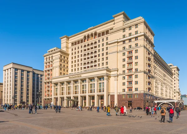 Four Seasons hotel Moscova în Piața Manege . — Fotografie, imagine de stoc
