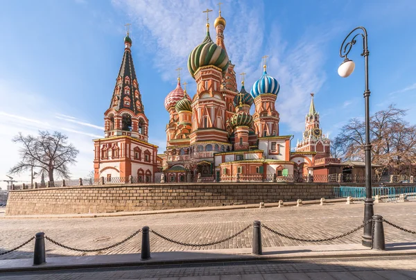 St. Basil's Cathedral on red square. — Stock Photo, Image