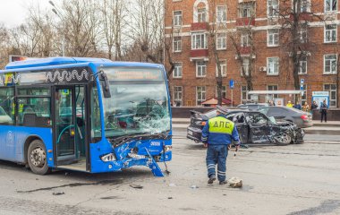 Trafik polisi bir araba kazasında olay yerinde müfettişi.
