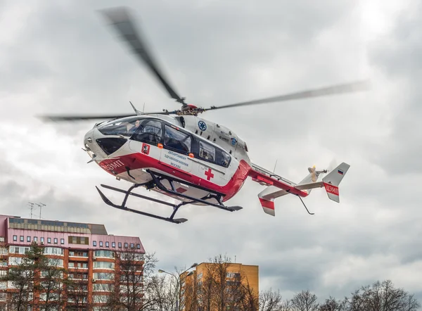 Medical helicopter takes off from the scene of the accident. — Stock Photo, Image