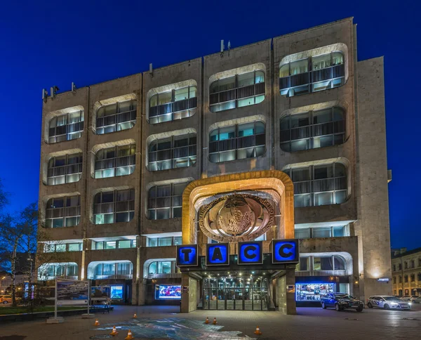 El edificio de ITAR-TASS en Moscú por la noche . — Foto de Stock