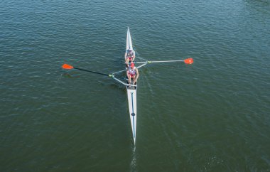 Bir kayık iki genç adam.