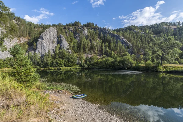 Gummi båten på en berg-strand. — Stockfoto