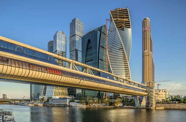 Ponte pedonale Bagration sullo sfondo del centro commerciale grattacieli di Mosca . — Foto Stock