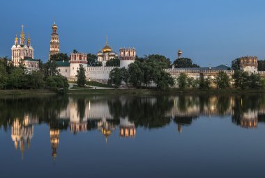Novodevichy manastır geceleri.