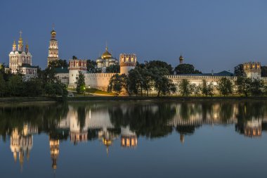 Novodevichy manastır geceleri.