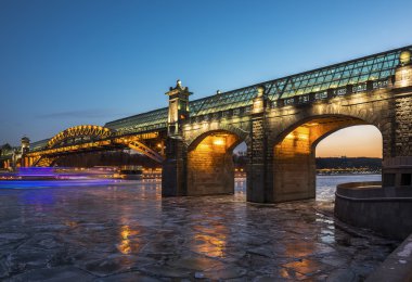 Puşkin (St Andrew's) yaya köprüsü.