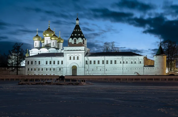 Sainte Trinité Monastère Ipatiev la nuit . — Photo