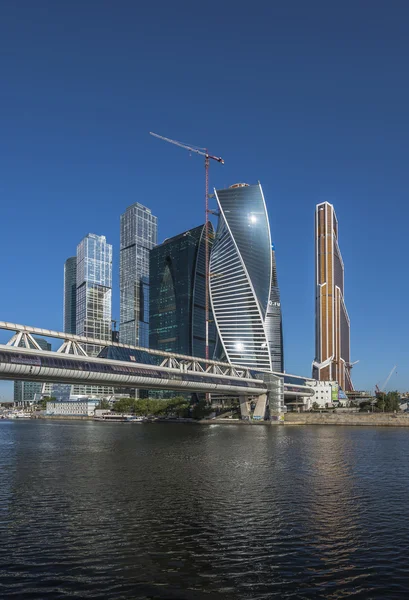 Puente peatonal Bagración en el fondo de rascacielos centro de negocios de la ciudad de Moscú por la tarde . —  Fotos de Stock