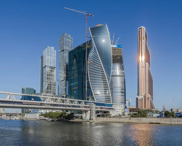 Ponte pedonal Bagration no fundo de arranha-céus centro de negócios da cidade de Moscou à tarde . — Fotografia de Stock