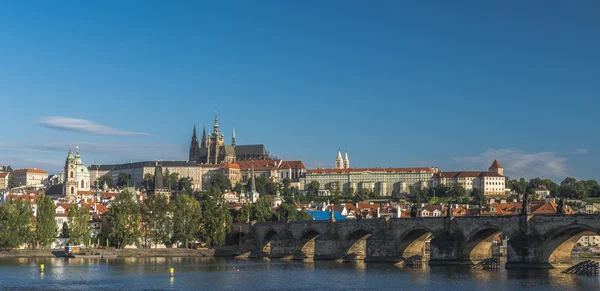 Prag 'daki Vltava Nehri üzerindeki Charles Köprüsü. — Stok fotoğraf